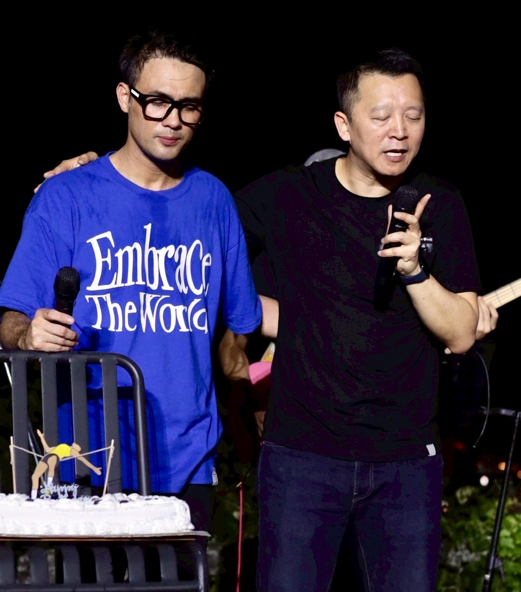 蔡志堅牧師為當天生日的黃祈翰牧師祝福，承接宣教大使命 (圖/主辦單位提供）